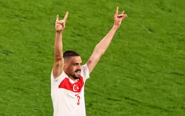 epa11454372 Merih Demiral da Turquia comemora depois de marcar seu segundo gol no placar de 0-2 durante a partida de futebol das oitavas de final da UEFA Euro 2024 entre Áustria e Turquia, em Leipzig, Alemanha, 02 de julho de 2024 (lançado em 03 de julho de 2024). Em 3 de julho de 2024, a UEFA abriu uma investigação sobre "Suposto comportamento inadequado" Quanto ao chamado 