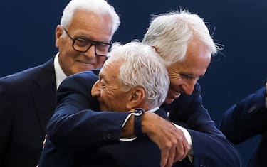 L'abbraccio col presidente uscente Malagò