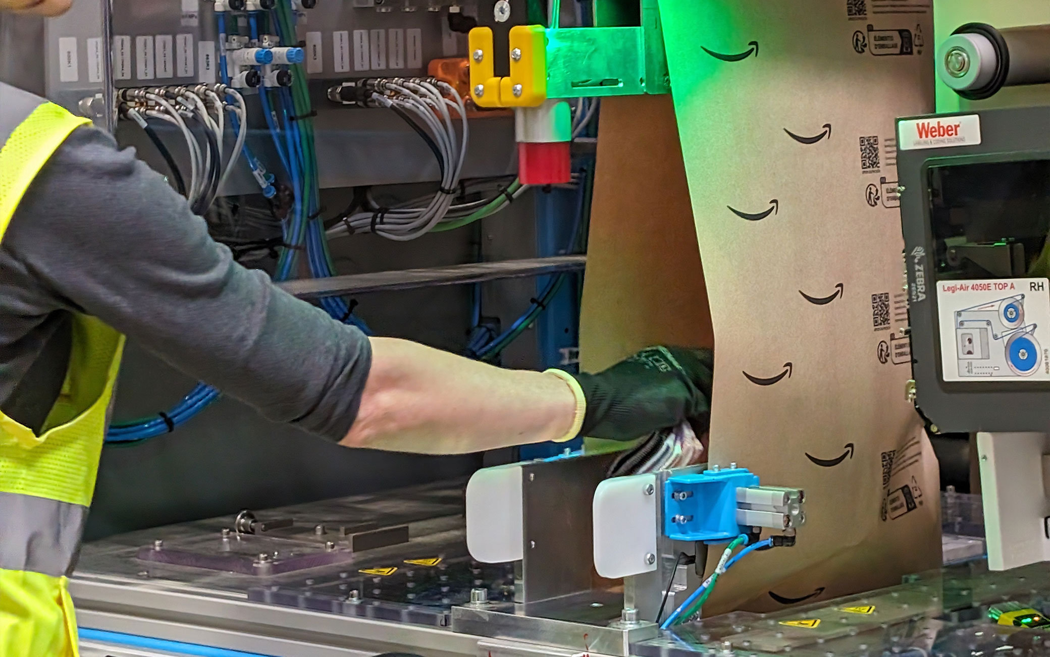 Operations Innovation Lab di Amazon a Vercelli: visita, robot, cosa si ...