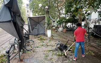 Dehors distrutti dal maltempo a Piazza Sempione, Milano, 25 luglio 2023. ANSA/PAOLO SALMOIRAGO