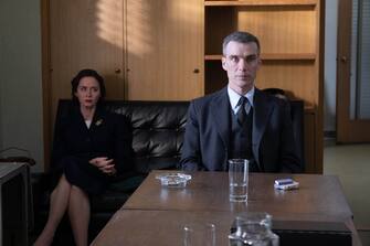 L to R: Emily Blunt is Kitty Oppenheimer and Cillian Murphy is J. Robert Oppenheimer in OPPENHEIMER, written, produced, and directed by Christopher Nolan.