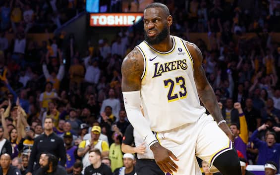 https://static.sky.it/editorialimages/c9dcdfb1ea9926a98094e3eb24bc2434395c712e/skysport/it/nba/2024/04/28/playoff-nba-2024-risultati-partite-oggi-28-aprile/lebron_james_getty_lakers.jpg?im=Resize,width=565