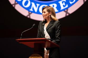 “L’America purtroppo sa per esperienza cosa sono gli attacchi terroristici e ha sempre cercato di sconfiggere il terrorismo. Aiutateci a fermare questo terrore contro gli ucraini e sarà la nostra grande vittoria comune in nome della vita, della libertà e della ricerca della felicità di ogni persona, di ogni famiglia”. La first lady ucraina, Olena Zelenska, ha concluso così il suo intervento al Congresso Usa