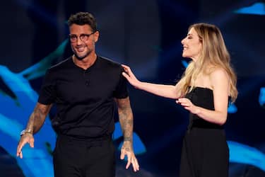 Francesca Fagnani (D) con Fabrizio Corona (S) durante la prima puntata della nuova stagione della trasmissione televisiva 'Belve', in onda su Rai Due, Roma 25 settembre 2023. ANSA/FABIO FRUSTACI