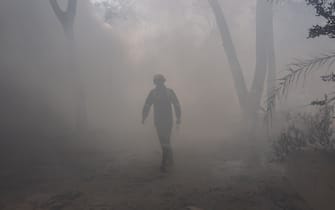 Incidente aereo A firefighter works at the site where Air India flight 171 crashed in a residential area near the airport in Ahmedabad on June 12, 2025. The London-bound passenger plane crashed on June 12 in India's western city of Ahmedabad with 242 on board, aviation officials said in what the airline called a "tragic accident". (Photo by Sam PANTHAKY / AFP)