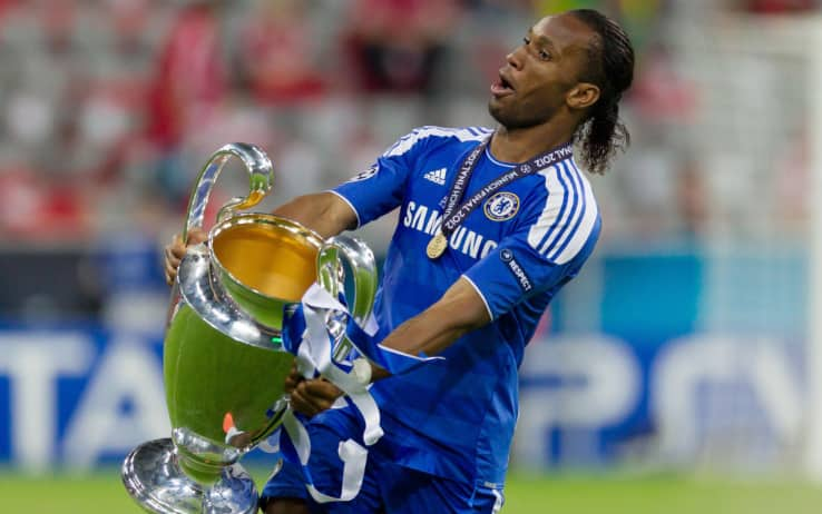 Drogba "guida" la coppa Campioni appena vinta in finale col Bayern