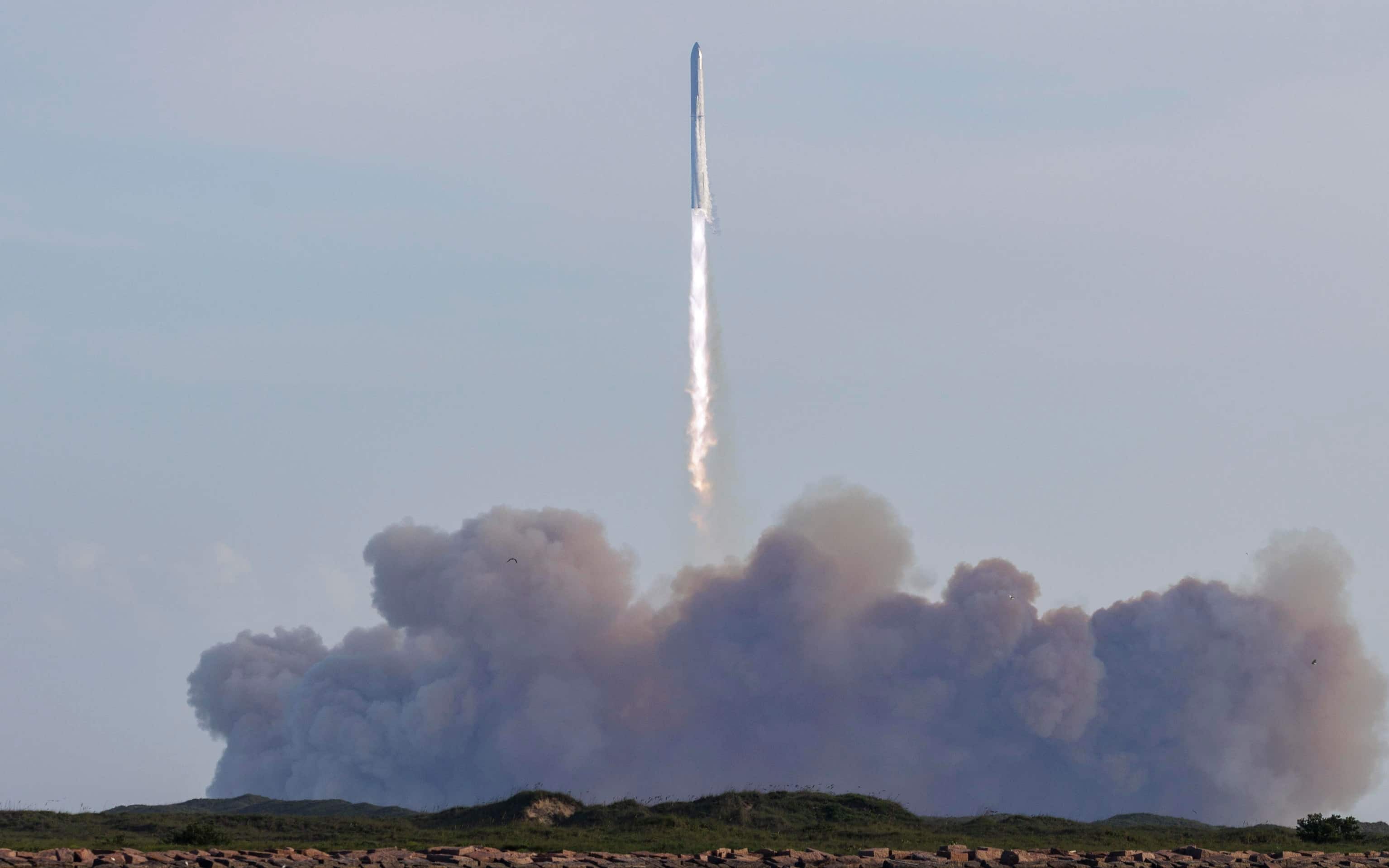 epa12325361 SpaceX's 10th Starship rocket lifts off from their Starbase facility from South Padre Island, Texas, USA, 26 August 2025. Following several failures SpaceX's Starship, the largest and most powerful rocket ever built, launched following two prior days of delays.  EPA/MICHAEL GONZALEZ