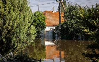 This photograph taken on June 6, 2023, shows a house in a flooded area of the town of Kherson following damages sustained at Kakhovka HPP dam, amid the Russian invasion of Ukraine. The partial destruction on June 6, of a major Russian-held dam in southern Ukraine unleashed a torrent of water that sent people fleeing flooding on the war's front line. Moscow and Kyiv traded blame for ripping a gaping hole in the Kakhovka dam as expectations built over the start of Ukraine's long-awaited offensive. (Photo by STRINGER / AFP)