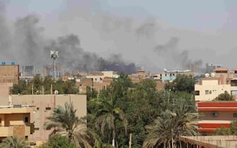 epa10579976 Smoke rises over the city during ongoing fighting between the Sudanese army and paramilitaries of the Rapid Support Forces (RSF) in Khartoum, Sudan, 19 April 2023. A power struggle erupted since 15 April between the Sudanese army led by army Chief General Abdel Fattah al-Burhan and the paramilitaries of the Rapid Support Forces (RSF) led by General Mohamed Hamdan Dagalo, resulting in at least 200 deaths according to doctors' association in Sudan.  EPA/STRINGER