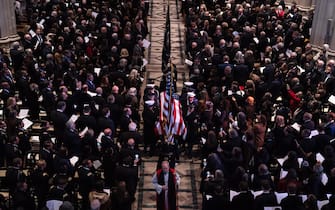 funerali jimmy carter epa11815401 The flag-draped casket of former US President Jimmy Carter leaves the National Cathedral after his State Funeral services, in Washington, DC, USA, 09 January 2025. Carter, the 39th US president, died at age 100 in his hometown of Plains, Georgia, on 29 December 2024. EPA/HAIYUN JIANG/ POOL