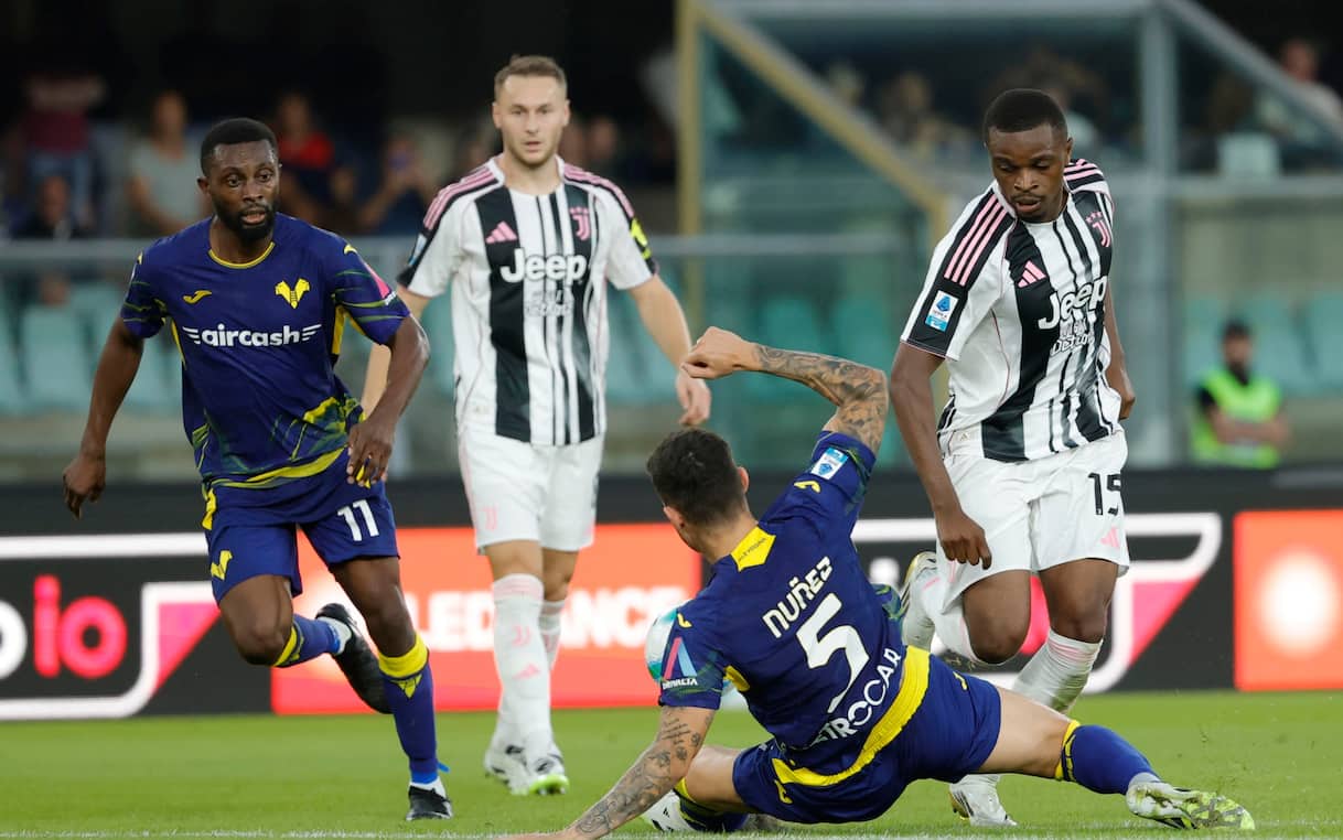 https://static.sky.it/editorialimages/ca4146bebbfe356b8d4bfbbba23c699fe7b76080/skysport/it/calcio/serie-a/partite/2025/giornata-4/verona-juventus/live/content/verona_juventus_04_ansa.jpg?im=Resize,width=1218
