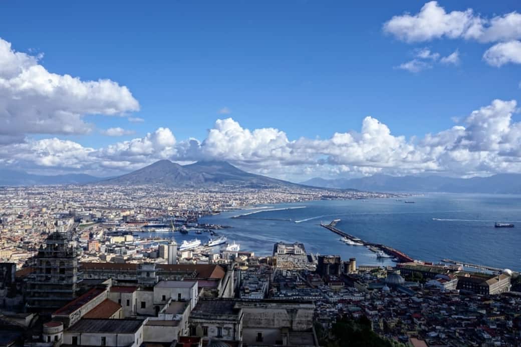 Napoli._Photo_by_Zsolt_Cserna_on_Unsplash.jpg