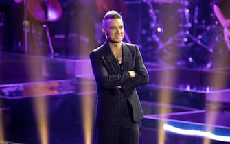 FRIEDRICHSHAFEN, GERMANY - NOVEMBER 19: Robbie Williams performs on stage during the "Wetten, dass...?" Live Show on November 19, 2022 in Friedrichshafen, Germany. (Photo by Andreas Rentz/Getty Images)