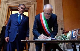 Il sindaco di Roma, Roberto Gualtieri (D), con il presidente del Senato, Ignazio La Russa (S), durante la camera ardente diellÕex presidente della Repubblica Giorgio Napolitano in Senato, Roma, 24 settembre 2023. ANSA/RICCARDO ANTIMIANI