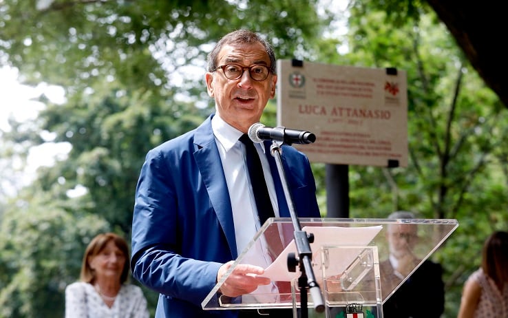 Il Sindaco Beppe Sala partecipa alla cerimonia di scoprimento della targa dedicata a Luca Attanasio, giovane ambasciatore italiano ucciso il 22 febbraio 2021 in Congo surante una missione umanitaria, al Parco Ravizza a Milano, 1 giugno 2022.ANSA/MOURAD BALTI TOUATI