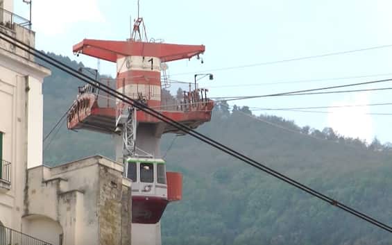 monte faito si rompe cavo funivia salvati i passeggeri bloccati in due cabine
