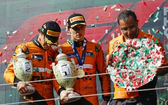 HUNGARORING, HUNGARY - JULY 21: Lando Norris, McLaren F1 Team, 2nd position, Oscar Piastri, McLaren F1 Team, 1st position, and the McLaren trophy delegate on the podium with the trophies during the Hungarian GP at Hungaroring on Sunday July 21, 2024 in Budapest, Hungary. (Photo by Glenn Dunbar / LAT Images)