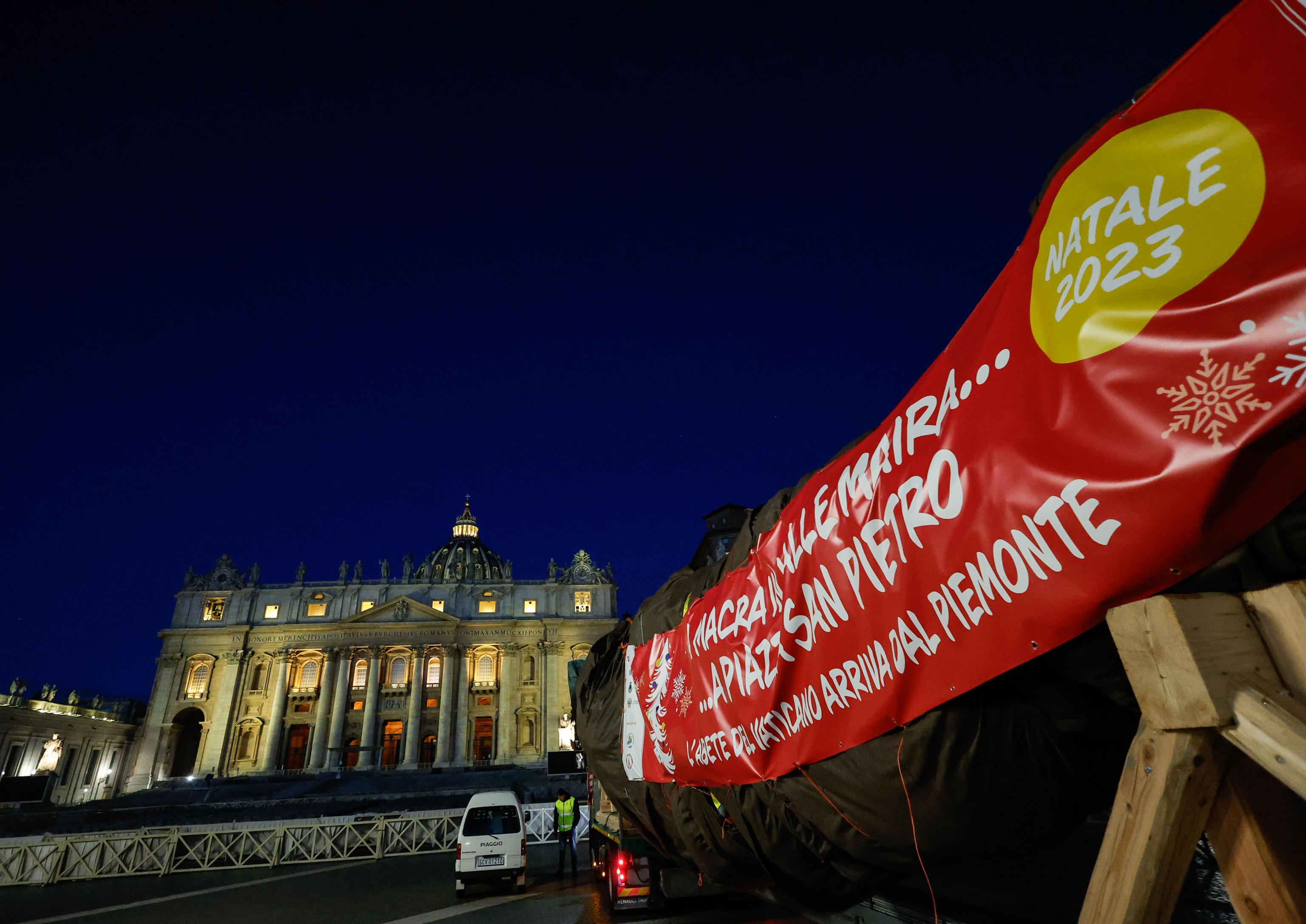 Arrivo albero in Piazza San Pietro