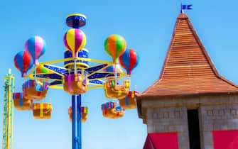 Giostre in un parco divertimento