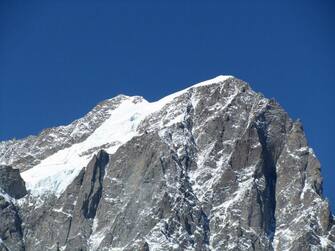 Il ghiacciaio delle Grandes Jorasses, massiccio del Monte Bianco,  dove sono i due alpinisti francesi, - la guida Olivier Sourzac e la cliente Charlotte De Metz - ormai da 5 giorni bloccati a 4.000 metri. Le nuvole basse e il forte vento in quota  impediscono il volo agli elicotteri e le condizioni proibitive sulla montagna (accumuli di neve con elevato pericolo di valanghe) ostacolano ancora i soccorsi.
 ANSA/ ENRICO MARCOZ