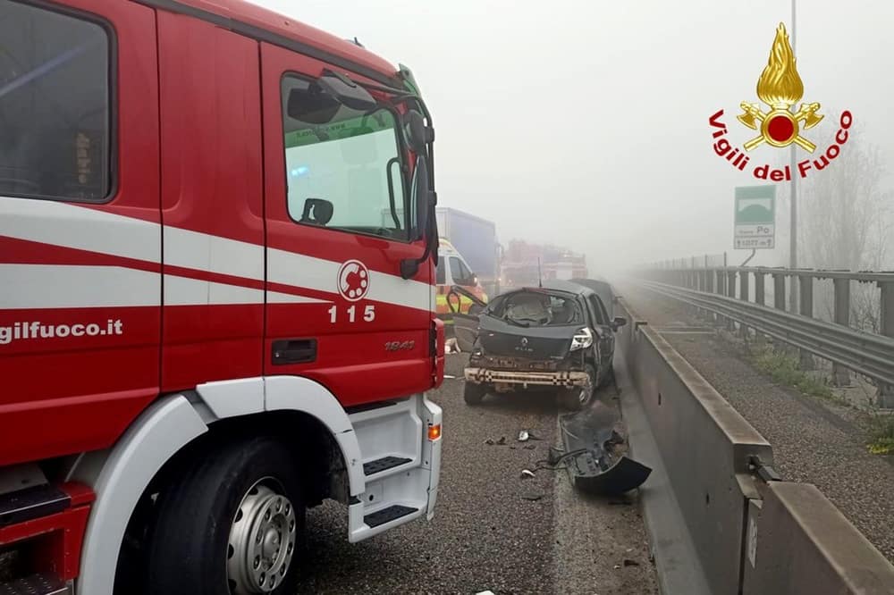 Mezzi dei vigili del fuoco sul luogo del grave incidente stradale che si è verificato a Piacenza sull'autostrada A1 questa mattina poco prima delle 8, con un bilancio di due morti, un ferito grave e altri cinque in condizioni meno serie, 22 marzo 2024. Al chilometro 56, lungo la corsia Nord, si sono scontrati un'auto e almeno due mezzi pesanti, probabilmente a causa della nebbia.
ANSA/ VIGILI DEL FUOCO
+++ ANSA PROVIDES ACCESS TO THIS HANDOUT PHOTO TO BE USED SOLELY TO ILLUSTRATE NEWS REPORTING OR COMMENTARY ON THE FACTS OR EVENTS DEPICTED IN THIS IMAGE; NO ARCHIVING; NO LICENSING +++ NPK +++