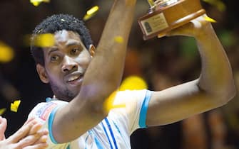 epa04685659 Zenit Kazan's Wilfredo Leon Venero holds up the trophy during the victory ceremony after the Volleyball Champions League Final Four match at Max Schmeling Hall in Berlin, Germany, 29 March 2015. Venero was also awarded with MVP of the game.  EPA/LUKAS SCHULZE