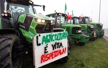 La protesta degli agricoltori a Melegnano, alle porte di Milano, 30 Gennaio 2024. ANSA / MATTEO BAZZI