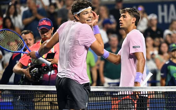 https://static.sky.it/editorialimages/cab58b88c2a617c316546d96ae777ae1dd9a2b42/skysport/it/tennis/video/2025/08/04/cobolli-shelton-highlights-atp-toronto-1027613/cobolli_shelton-ipa.jpg?im=Resize,width=565