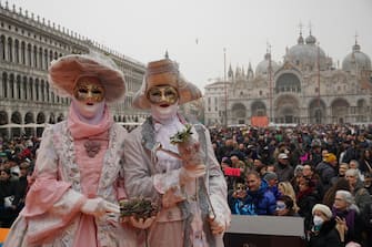 Characters in costume and mask on the pier of San Marco, on the occasion of the celebration of the Venetian carnival, Venice 18 February 2023. ANSA/ANDREA MEROLA
