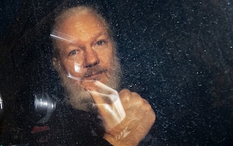 Julian Assange durante il processo a Londra