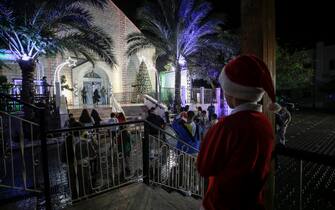 Un bambino con un vestito da Babbo Natale a Gaza city