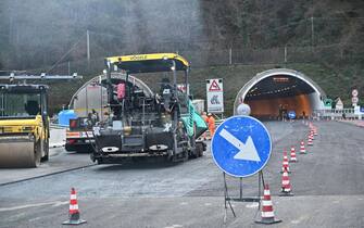 La galleria Manfreida sulla A26, dopo lavori di ripristino durati circa due anni, verra' riaperta al traffico in direzione Genova l'11 febbraio anni di lavori. Genova, 08 febbraio 2024.
ANSA/LUCA ZENNARO
(autostrade, A26, lavoratori, operai, lavori, galleria,autostrada)