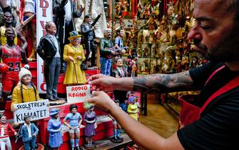 La statuina di Elisabetta II  con la scritta  - 'Addio regina' esposta nella bottega di Genny Di Virgilio  a San Gregoriuo Armeno a Napoli la strada dei presepi  nota in tutto il mondo.