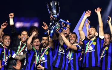 RIYADH, SAUDI ARABIA - JANUARY 22: Hakan Calhanoglu of FC Internazionale lifts the Italian EA Sports FC Supercup Final trophy at full-time following victory in the Italian EA Sports FC Supercup Final match between SSC Napoli and FC Internazionale at Al-Awwal Stadium on January 22, 2024 in Riyadh, Saudi Arabia. (Photo by Yasser Bakhsh/Getty Images)