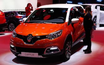 epa05100181 An attendant cleans a Renault Captur on display during the inauguration of the Brussels Motor Show in Brussels, Belgium, 13 January 2016. The Motor show will run from 14 to 24 January.  EPA/LAURENT DUBRULE