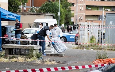 Gli agenti di polizia effettua i rilievi nel punto in cui è stato trovato il corpo di un uomo in una valigia in piazza Federico Sacco, Roma, 5 giugno 2021.
ANSA/MASSIMO PERCOSSI