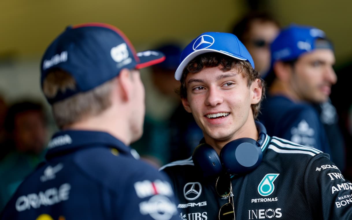 https://static.sky.it/editorialimages/cae5ffbcd79447c81fbfb881506be20b299b670b/skysport/it/motori/formula-1/video/2025/09/21/f1-gp-baku-2025-antonelli-commento-bobbi-1037624/f1_antonelli_verstappen_2025.jpg?im=Resize,width=1218