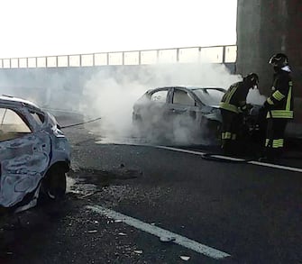 Assalto a un mezzo portavalori sull'autostrada A1 tra Modena e Bologna, in particolare all'altezza del km 178 direzione Sud, in territorio Modenese nei
pressi di Castelfranco, 14 giugno 2021. A quanto si apprende i banditi avrebbero messo dei chiodi sull'asfalto e sbarrato la strada. Sarebbero
stati sparati colpi d'arma da fuoco e c'è un mezzo in fiamme. La Polizia Stradale e i mezzi di soccorso sono sul posto. Nessuno dei coinvolti nell'assalto è rimasto ferito.
ANSA/ ELISABETTA BARACCHI