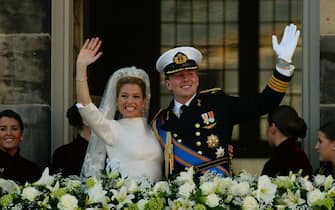 400375 04: Dutch Crown Prince Willem Alexander and his new bride Crown Princess Maxima Zorreguieta wave to the crowd after their wedding February 2, 2002 on the balcony of the Royal Palace in Amsterdam, Holland. (Photo by Sion Touhig/Getty Images)