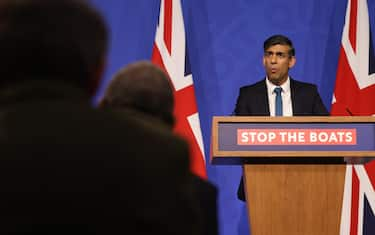 epa10976674 British Prime Minister Rishi Sunak speaks to the media at a news conference in Downing Street in London, Britain, 15 November 2023. SunakÂ said he is not giving up on deporting asylum seekers to Rwanda and suggested he would be willing to change British laws to make it happen, as he tried to stave off a furious backlash on the right of his Conservative Party after the Supreme Court ruled his plan was illegal.  EPA/CHRIS RATCLIFFE / POOL