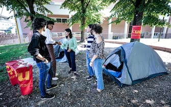 Gli studenti universitari con le loro tende manifestano contro il caro affitti all'esterno dell'università Campus Einaudi, Torino, 25 settembre 2023. ANSA/TINO ROMANO