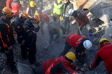 epa10463904 Emergency personnel and local people work at the site of collapsed buildings following a powerful earthquake in Adiyaman, southeastern Turkey, 12 February 2023. More than 30,000 people have died and thousands more were injured after two major earthquakes struck southern Turkey and northern Syria on 06 February. Authorities fear the death toll will keep climbing as rescuers look for survivors across the regions.  EPA/SEDAT SUNA