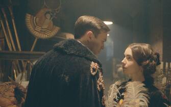 Nicholas Hoult, Lily Collins in una scena del film Tolkien