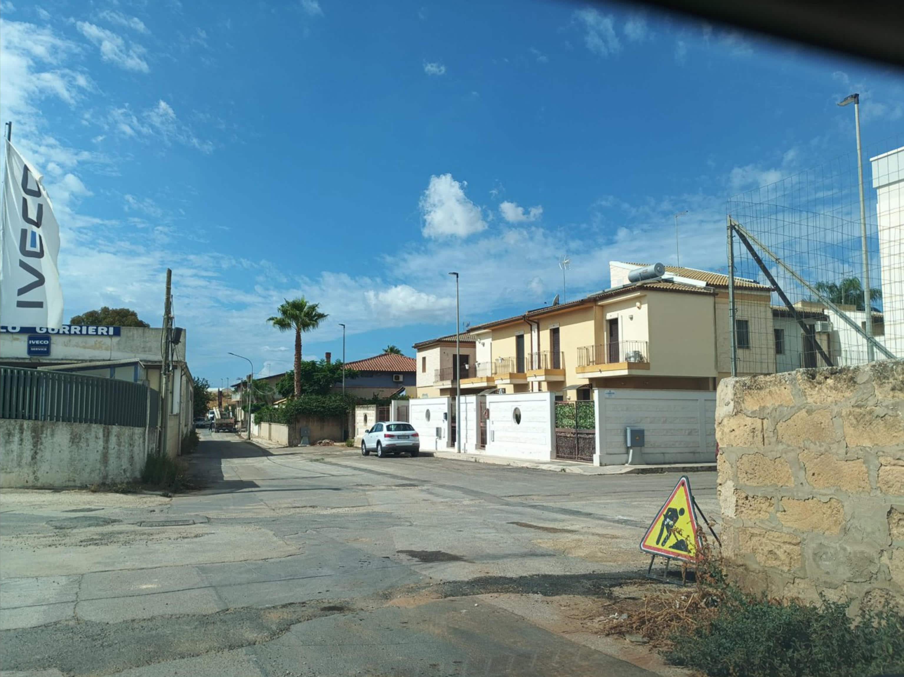 Il luogo nel rione Forcone di Vittoria dove è avvenuto il sequestro di un giovane, figlio di un noto commerciante del settore ortofrutticolo della zona,  Vittoria (Ragusa), 26 settembre 2025. ANSA/FRANCESCA GABIBBO