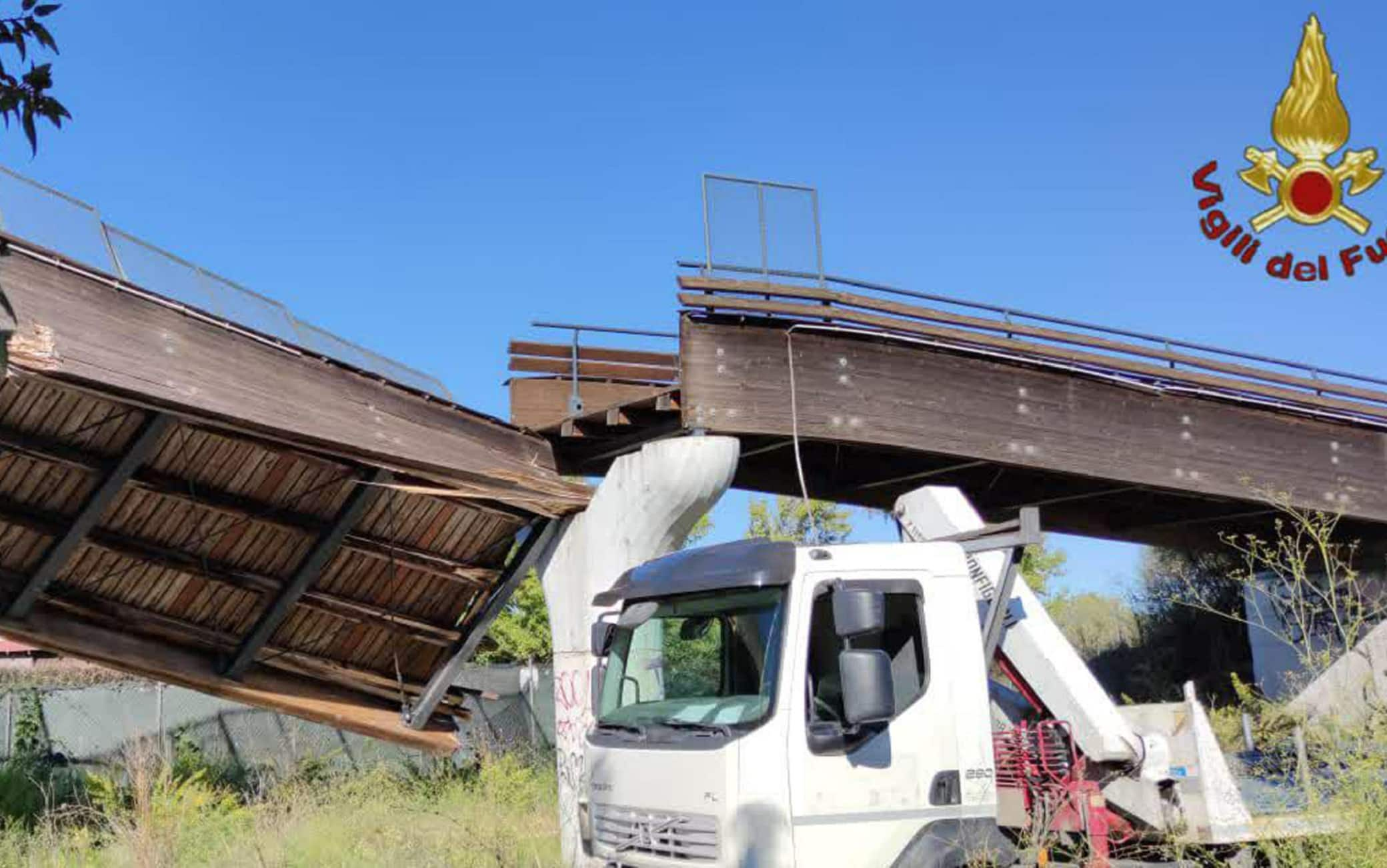 Un ponte è crollato a Roma in zona Eur dopo l'urto accidentale di un camion durante un manovra nel tratto di strada sottostante, 08 ottobre 2020. Non si ha notizia di feriti: al momento dell'incidente, sulla sopraelevata, attraversata da una pista ciclabile, non c'erano persone. L'area, dopo l'avvenuta messa in sicurezza, è stata transennata.  ANSA / Vigili del fuoco  +++ ANSA PROVIDES ACCESS TO THIS HANDOUT PHOTO TO BE USED SOLELY TO ILLUSTRATE NEWS REPORTING OR COMMENTARY ON THE FACTS OR EVENTS DEPICTED IN THIS IMAGE; NO ARCHIVING; NO LICENSING +++