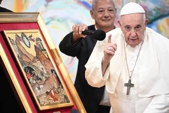 Pope Francis talks about a good samaritan painting during a meeting with young members of Scholas Occurentes educational foundation in Cascais, during his five-day visit to attend the World Youth Day (WYD) gathering of young Catholics, on August 3, 2023. - Portugal is expecting about a million pilgrims from around the world, according to organisers, to attend the World Youth Day gathering of young Catholics from August 1 to 6. Originally scheduled for August 2022, the event was postponed because of the Covid-19 pandemic. ANSA/Marco BERTORELLO / AFP