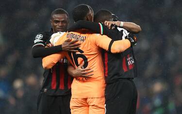 LONDON, ENGLAND - MARCH 08: Mike Maignan of AC Milan celebrates with team mates at full time  during the UEFA Champions League round of 16 leg two match between Tottenham Hotspur and AC Milan at Tottenham Hotspur Stadium on March 8, 2023 in London, United Kingdom. (Photo by James Williamson - AMA/Getty Images)