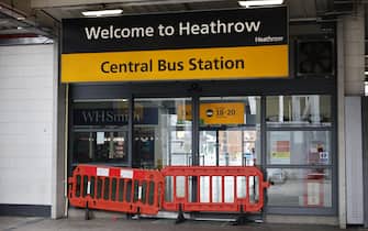 epa11977966 The entrance to Heathrow Bus Station is blocked to passengers at Heathrow Airport in Hillingdon, London, Britain, 21 March 2025. Heathrow Airport on 21 March announced it would be closed all day, following a power outage 'due to a fire at an electrical substation supplying the airport'.  EPA/TOLGA AKMEN