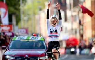 epa11291875 Slovenian rider Tadej Pogacar of UAE Team Emirates wins the Liege-Bastogne-Liege cycling race over 254.5 km, in Liege, Belgium, 21 April 2024.  EPA/Olivier Hoslet
