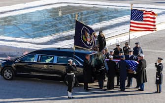 funerali jimmy carter epa11815104 The flag-draped casket of former US President Jimmy Carter is carried by a joint services body bearer team out of the US Capitol in Washington, DC, USA, 09 January 2025. Following a state funeral at the National Cathedral, former President Carter's remains will return to Plains, Georgia. EPA/SHAWN THEW / POOL